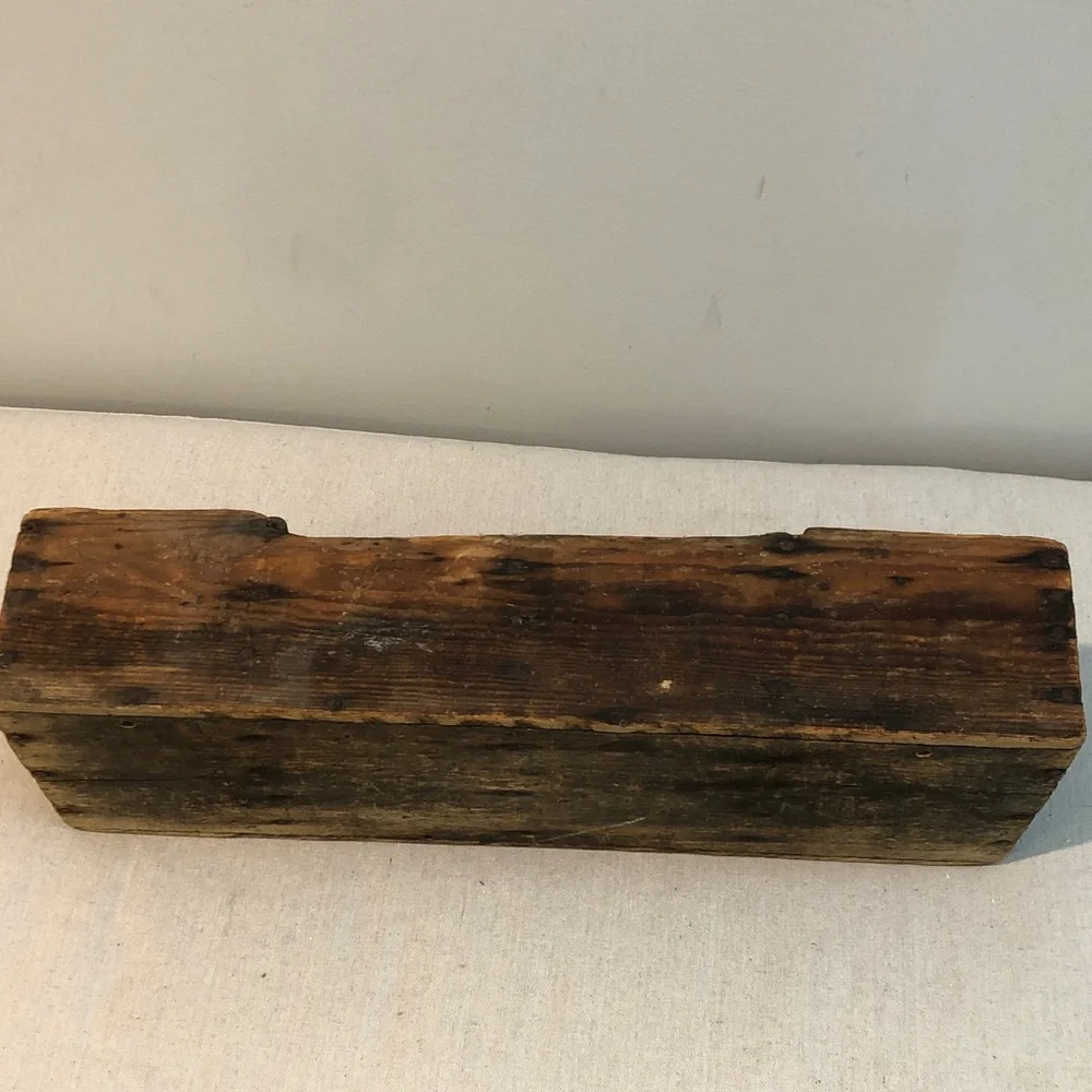 Antique Rustic Estate Barn Find Divided Wood Crate  about 21” x 7” x 5” Read